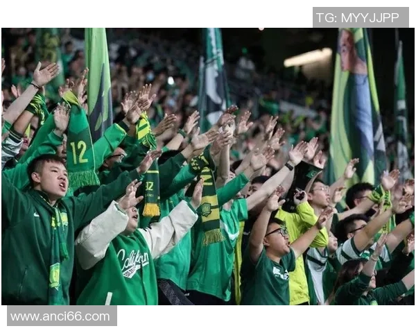 球迷热衷收藏足球球星纪念珍品展现独特情怀与激情